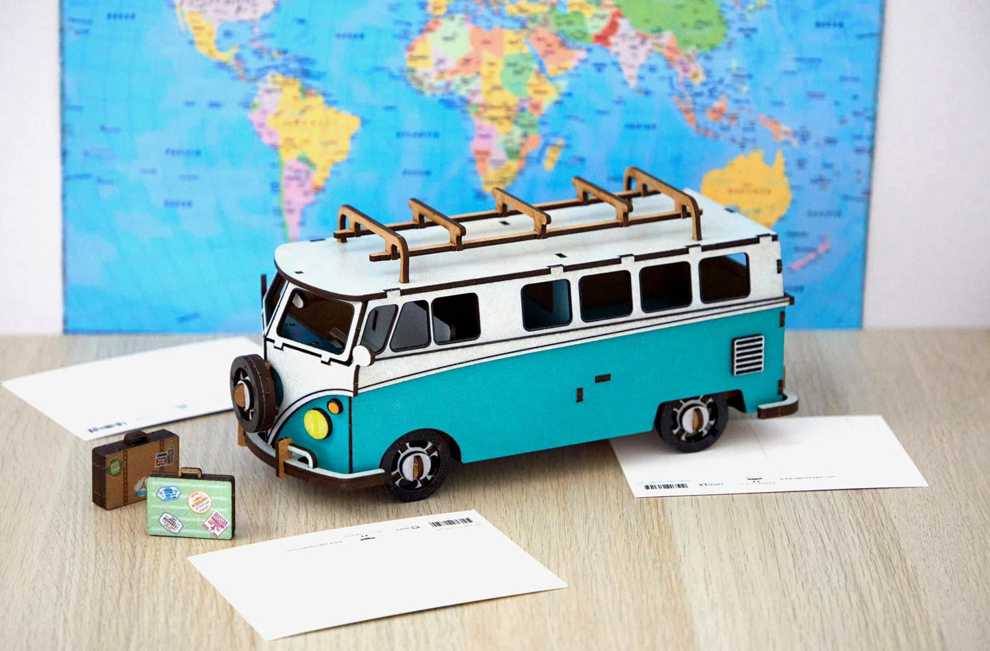 Volkswagen T1 bus rood/turquoise/hippie